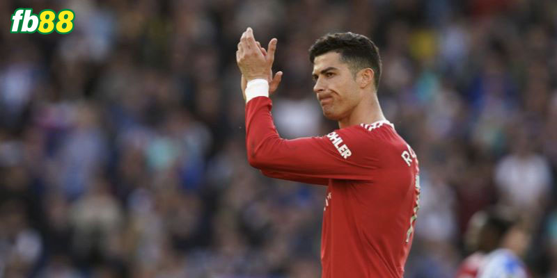 Ronaldo mơ ước mua lại Manchester United được NHM ủng hộ
